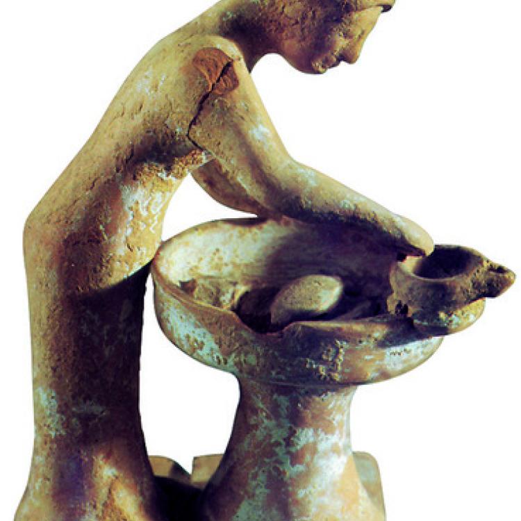 Donna che impasta il pane, statuetta micenea.