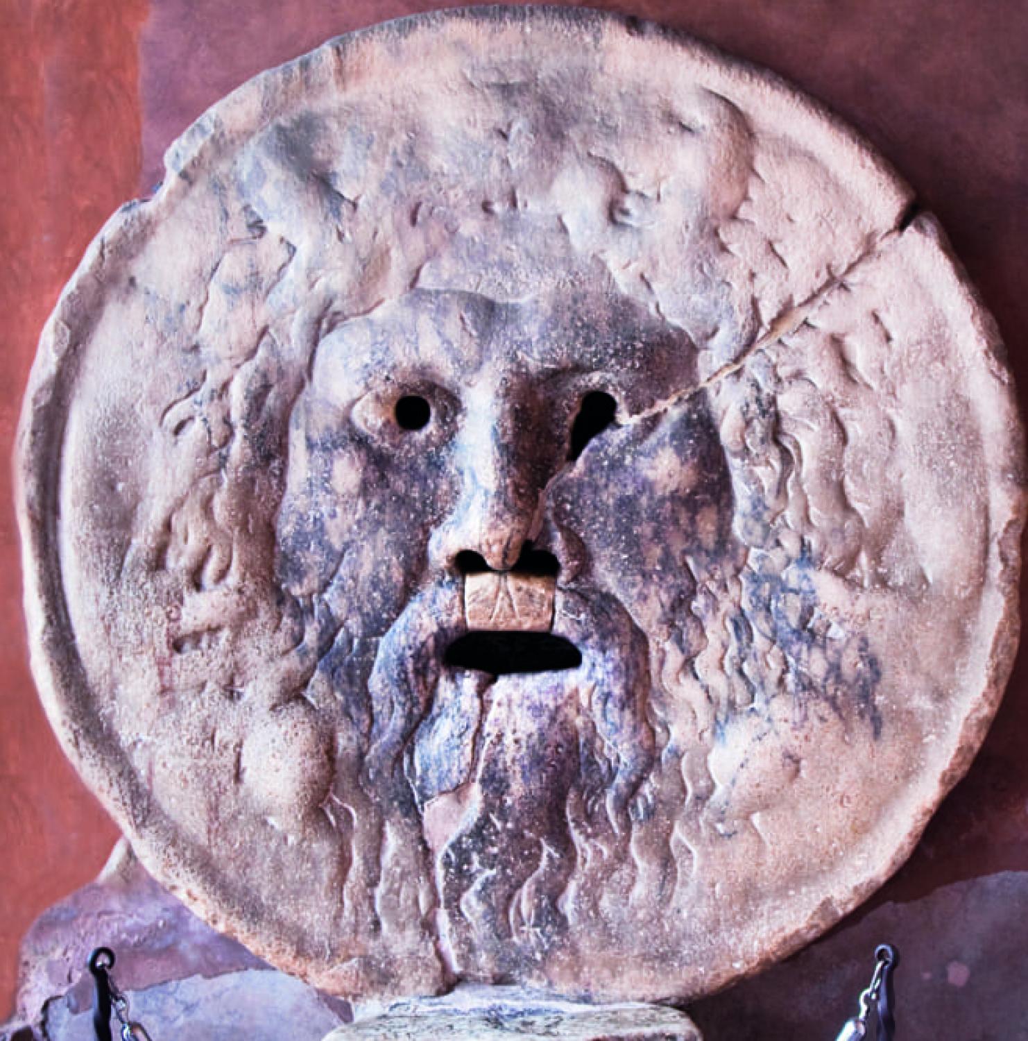 Primo piano della riproduzione della “Bocca della Verità” di Roma.